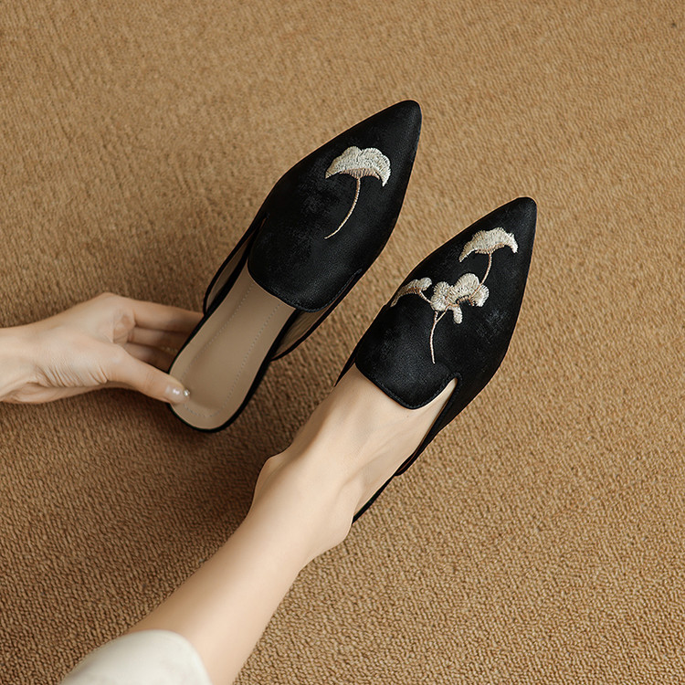 Fashion Flat Shoes with Embroidery and Buckle Strap