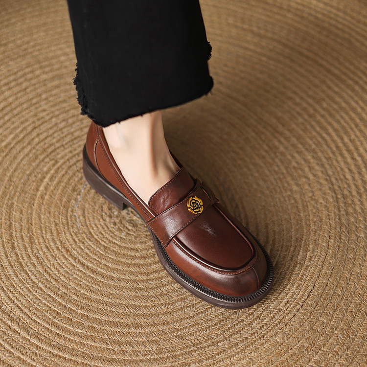 Women's Fashion Flat Shoes in Genuine Leather with Low Square Heel